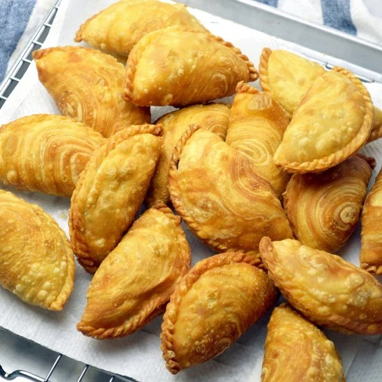 Beef & potato curry puffs