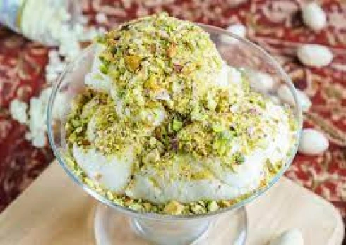 صحن بوظة عربي مع القشطة والمكسرات
