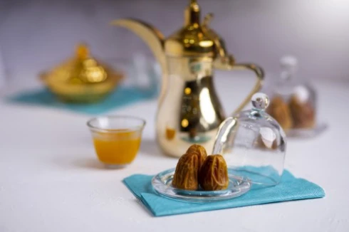 دلة قهوة عربي مع التمر والطحينة